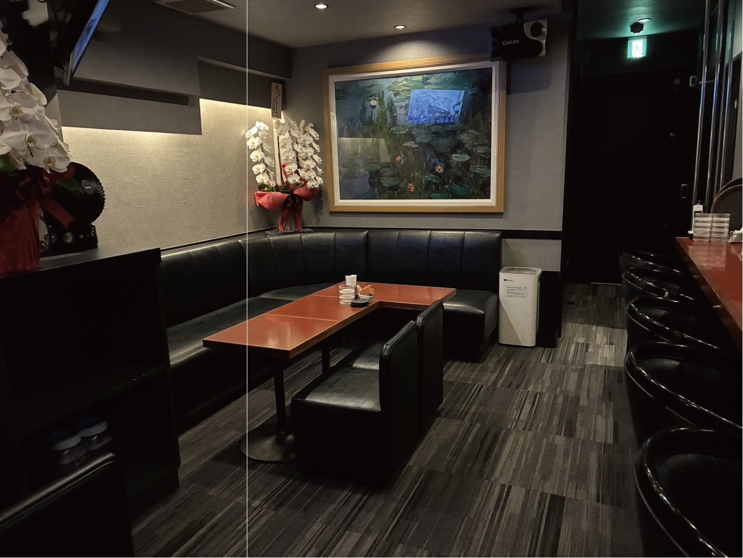 スナックレモン八丁目の店内